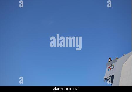 Mer Méditerranée (sept. 20, 2018) Rachel Mielke enseigne les voies d'un homme à la mer au cours d'un exercice d'homme à la mer à bord de la classe Arleigh Burke destroyer lance-missiles USS Carney (DDG 64) Le 20 septembre 2018. Carney, l'avant-déployé à Rota, en Espagne, est sur sa cinquième patrouille dans la sixième flotte américaine zone d'opérations à l'appui d'alliés et de partenaires régionaux ainsi que les intérêts de sécurité nationale des États-Unis en Europe et en Afrique. Banque D'Images