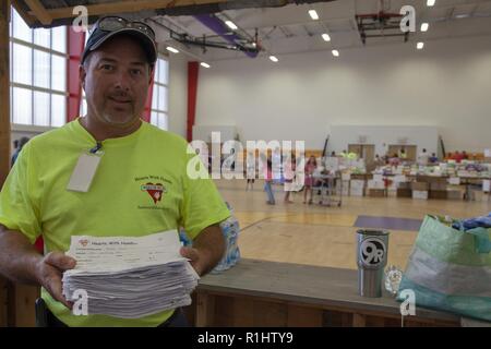 Dr Greg Lentz, président de coeurs avec les mains, une organisation bénévole. des formulaires de commande utilisées à un emplacement de distribution dans le secteur nord d'église baptiste dans Wilmington, NC, le 20 septembre 2018. Coeurs avec les mains a fourni l'aide aux gens touchés par l'ouragan Florence en leur donnant des colis qui comprenait des articles ménagers, articles de toilette, et de l'alimentation. La CPS. Larsen Août/CAISE Banque D'Images