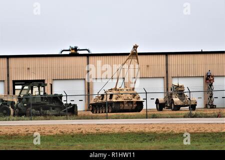 Les véhicules de l'armée et de l'équipement sont indiqués à l'équipement du site de concentration-67 le 20 septembre 2018, à Fort McCoy, Wisconsin (Etats-Unis) l'équipement est connecté par des unités militaires qui viennent à la poste pour la formation. Le site fait partie de la préparation du 88e division à Fort McCoy. Banque D'Images