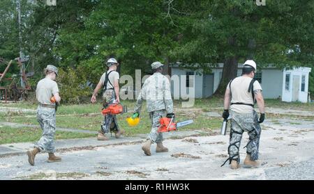 Les soldats de la 875th Engineer Company en Amérique du Wilkesboro, Caroline du Nord et le 882nd compagnie du génie dans la zone Taylorsville, North Carolina, préparez-vous à retirer les arbres tombés sur Septembre 20, 2018 à Whiteville, Caroline du Nord. L'ouragan Florence causé l'arbre à l'automne sur la grange sur Septembre 15, 2018 ceinture à la frontière de la station de recherche du tabac à Whiteville. Banque D'Images