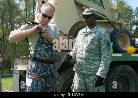 Le Sgt. Arlie L. Souther (gauche) de la 875th Engineer Company en Amérique du Wilkesboro, Caroline du Nord et le Sgt. Adam C. Green (à droite) de la 882nd compagnie du génie dans la zone Taylorsville, North Carolina, poursuite jusqu'à la mission le 20 septembre 2018 à Whiteville, Caroline du Nord. La mission des soldats est d'effacer la chute d'arbres que les terres endommagées et l'équipement causés par l'ouragan Florence de la zone frontalière de la station de recherche du tabac à Whiteville. Banque D'Images