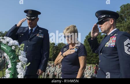 De gauche, U.S. Air Force Le Colonel Ryan Inman, 20e Escadre de chasse (FW) vice-commandant, Susan Stephens, POW/MIA orateur invité, cérémonie et chef Master Sgt. Daniel Hoglund, chef du commandement du 20e FW, rendre honneurs au cours d'une cérémonie à Shaw Air Force Base, S.C., 21 septembre 2018. La cérémonie à l'honneur l'héritage de Stephens' frère, U.S. Army Sgt. Stephen Geist, qui a été déclaré manquant dans l'action à plus d'un demi-siècle. Banque D'Images