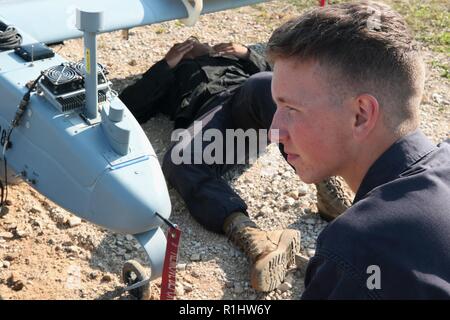 Pvt. Brandon Harlin, un avion sans pilote opérateur système avec D Co., 91e bataillon du génie, observe la conduite des soldats les dernières vérifications sur le l'AAI RQ-7 Shadow avant de lancer à Hohenfels Domaine de formation, l'Allemagne le 20 septembre 2018 dans le cadre de la jonction 18 Sabre. Sortie 18 Sabre est la 173e Brigade aéroportée certification centre d'instruction au combat de l'exercice en cours sur l'Grafenwoehr Hohenfels et zones d'entraînement, 4 sept.-oct. 1, 2018. L'ARMÉE AMÉRICAINE L'Europe-dirigé exercice visant à évaluer l'état de préparation de la brigade de mener des opérations terrestres unifiée dans un environnement mixte, un combiné Banque D'Images