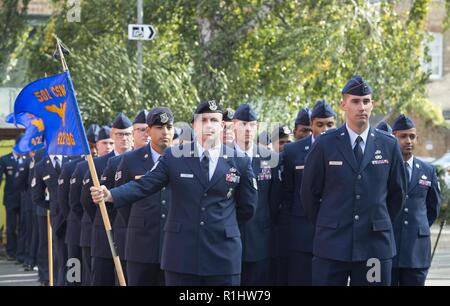 Les aviateurs de l'US Air Force à partir de la 501e escadre de soutien au combat de recevoir la liberté d'honoraire de la ville de Huntingdon Huntingdon, Angleterre le 21 septembre 2018. L'unité a été décerné l'honneur en reconnaissance de l'amitié qui existe entre la ville et le 501e de la femme. Banque D'Images