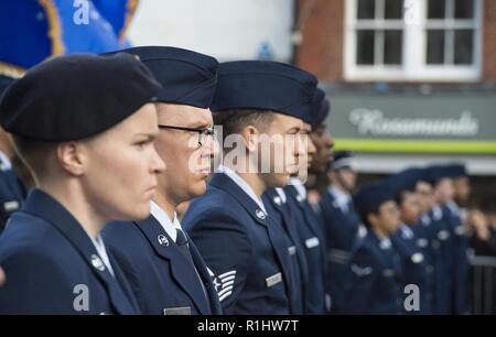 Les aviateurs de l'US Air Force à partir de la 501e escadre de soutien au combat de recevoir la liberté d'honoraire de la ville de Huntingdon Huntingdon, Angleterre le 21 septembre 2018. L'unité a été décerné l'honneur en reconnaissance de l'amitié qui existe entre la ville et le 501e de la femme. Banque D'Images