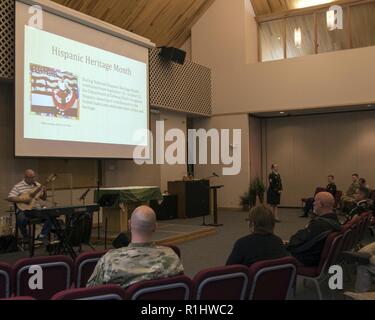 Fort Wainwright honore les membres du service au cours de l'hispanique Hispanic 2018 Célébration du Mois du patrimoine le 20 septembre à La Chapelle Northern Lights. Le Sgt commande. Le major Jésus Rios, le U.S. Army Medical Command - sergent-major de commandement de l'Alaska, a parlé du rôle essentiel que les membres du service d'origine hispanique ont joué tout au long de l'armée et de l'existence militaire, ainsi que l'importance de l'observation des mois à partir du 15 septembre par rapport à la date de l'indépendance du Mexique le 16 septembre. Rios se félicite de danseurs de San Antonio qui a fait preuve d'une variété de différentes danses latines du merengue à la salsa. Le lieutenant-colonel Da Banque D'Images