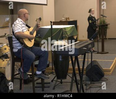 Fort Wainwright honore les membres du service au cours de l'hispanique Hispanic 2018 Célébration du Mois du patrimoine le 20 septembre à La Chapelle Northern Lights. Le Sgt commande. Le major Jésus Rios, le U.S. Army Medical Command - sergent-major de commandement de l'Alaska, a parlé du rôle essentiel que les membres du service d'origine hispanique ont joué tout au long de l'armée et de l'existence militaire, ainsi que l'importance de l'observation des mois à partir du 15 septembre par rapport à la date de l'indépendance du Mexique le 16 septembre. Rios se félicite de danseurs de San Antonio qui a fait preuve d'une variété de différentes danses latines du merengue à la salsa. Le lieutenant-colonel Da Banque D'Images