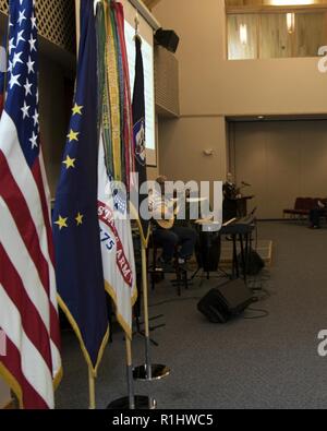 Fort Wainwright honore les membres du service au cours de l'hispanique Hispanic 2018 Célébration du Mois du patrimoine le 20 septembre à La Chapelle Northern Lights. Le Sgt commande. Le major Jésus Rios, le U.S. Army Medical Command - sergent-major de commandement de l'Alaska, a parlé du rôle essentiel que les membres du service d'origine hispanique ont joué tout au long de l'armée et de l'existence militaire, ainsi que l'importance de l'observation des mois à partir du 15 septembre par rapport à la date de l'indépendance du Mexique le 16 septembre. Rios se félicite de danseurs de San Antonio qui a fait preuve d'une variété de différentes danses latines du merengue à la salsa. Le lieutenant-colonel Da Banque D'Images