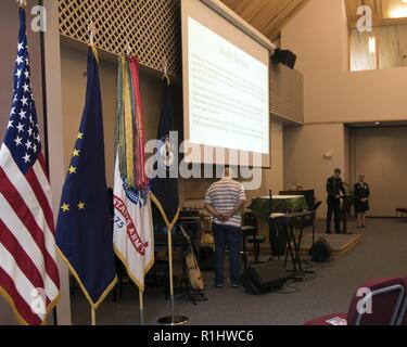 Fort Wainwright honore les membres du service au cours de l'hispanique Hispanic 2018 Célébration du Mois du patrimoine le 20 septembre à La Chapelle Northern Lights. Le Sgt commande. Le major Jésus Rios, le U.S. Army Medical Command - sergent-major de commandement de l'Alaska, a parlé du rôle essentiel que les membres du service d'origine hispanique ont joué tout au long de l'armée et de l'existence militaire, ainsi que l'importance de l'observation des mois à partir du 15 septembre par rapport à la date de l'indépendance du Mexique le 16 septembre. Rios se félicite de danseurs de San Antonio qui a fait preuve d'une variété de différentes danses latines du merengue à la salsa. Le lieutenant-colonel Da Banque D'Images