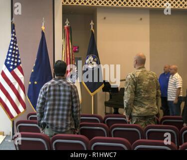 Fort Wainwright honore les membres du service au cours de l'hispanique Hispanic 2018 Célébration du Mois du patrimoine le 20 septembre à La Chapelle Northern Lights. Le Sgt commande. Le major Jésus Rios, le U.S. Army Medical Command - sergent-major de commandement de l'Alaska, a parlé du rôle essentiel que les membres du service d'origine hispanique ont joué tout au long de l'armée et de l'existence militaire, ainsi que l'importance de l'observation des mois à partir du 15 septembre par rapport à la date de l'indépendance du Mexique le 16 septembre. Rios se félicite de danseurs de San Antonio qui a fait preuve d'une variété de différentes danses latines du merengue à la salsa. Le lieutenant-colonel Da Banque D'Images