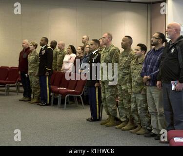 Fort Wainwright honore les membres du service au cours de l'hispanique Hispanic 2018 Célébration du Mois du patrimoine le 20 septembre à La Chapelle Northern Lights. Le Sgt commande. Le major Jésus Rios, le U.S. Army Medical Command - sergent-major de commandement de l'Alaska, a parlé du rôle essentiel que les membres du service d'origine hispanique ont joué tout au long de l'armée et de l'existence militaire, ainsi que l'importance de l'observation des mois à partir du 15 septembre par rapport à la date de l'indépendance du Mexique le 16 septembre. Rios se félicite de danseurs de San Antonio qui a fait preuve d'une variété de différentes danses latines du merengue à la salsa. Le lieutenant-colonel Da Banque D'Images