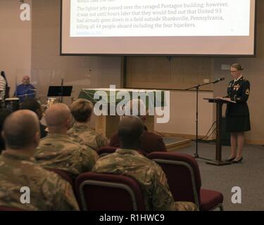 Fort Wainwright honore les membres du service au cours de l'hispanique Hispanic 2018 Célébration du Mois du patrimoine le 20 septembre à La Chapelle Northern Lights. Le Sgt commande. Le major Jésus Rios, le U.S. Army Medical Command - sergent-major de commandement de l'Alaska, a parlé du rôle essentiel que les membres du service d'origine hispanique ont joué tout au long de l'armée et de l'existence militaire, ainsi que l'importance de l'observation des mois à partir du 15 septembre par rapport à la date de l'indépendance du Mexique le 16 septembre. Rios se félicite de danseurs de San Antonio qui a fait preuve d'une variété de différentes danses latines du merengue à la salsa. Le lieutenant-colonel Da Banque D'Images