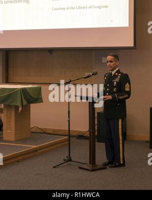 Fort Wainwright honore les membres du service au cours de l'hispanique Hispanic 2018 Célébration du Mois du patrimoine le 20 septembre à La Chapelle Northern Lights. Le Sgt commande. Le major Jésus Rios, le U.S. Army Medical Command - sergent-major de commandement de l'Alaska, a parlé du rôle essentiel que les membres du service d'origine hispanique ont joué tout au long de l'armée et de l'existence militaire, ainsi que l'importance de l'observation des mois à partir du 15 septembre par rapport à la date de l'indépendance du Mexique le 16 septembre. Rios se félicite de danseurs de San Antonio qui a fait preuve d'une variété de différentes danses latines du merengue à la salsa. Le lieutenant-colonel Da Banque D'Images