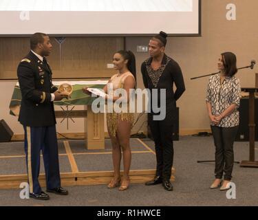 Fort Wainwright honore les membres du service au cours de l'hispanique Hispanic 2018 Célébration du Mois du patrimoine le 20 septembre à La Chapelle Northern Lights. Le Sgt commande. Le major Jésus Rios, le U.S. Army Medical Command - sergent-major de commandement de l'Alaska, a parlé du rôle essentiel que les membres du service d'origine hispanique ont joué tout au long de l'armée et de l'existence militaire, ainsi que l'importance de l'observation des mois à partir du 15 septembre par rapport à la date de l'indépendance du Mexique le 16 septembre. Rios se félicite de danseurs de San Antonio qui a fait preuve d'une variété de différentes danses latines du merengue à la salsa. Le lieutenant-colonel Da Banque D'Images