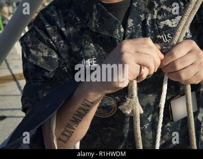 NEWPORT NEWS, Virginie (sept. 21, 2018) l'Aviation aviateur mécanicien structurels James Lee, de Newnan, Géorgie, affectés à l'USS Gerald R. Ford (CVN 78) Département de l'entretien intermédiaire, attache la bannière pour le personnel du pavillon sur le pont en l'honneur des prisonniers de guerre national/manquant dans l'action Journée de reconnaissance. Ford est actuellement en post-shakedown la disponibilité de Huntington Industries Ingals Newport News chantiers navals. Banque D'Images