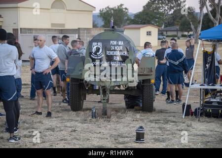 Les participants attendent leur tour pour prendre part à la réception ouverte 24h prisonnier de guerre/Disparus au combat Remembrance Run à Travis Air Force Base, en Californie, 21 septembre 2018. Les membres du service, les civils et les membres de la famille gardera la POW/MIA drapeau en mouvement constant pour une période de 24 heures. Plus de 1 000 membres du personnel et les membres de la famille Travis va se connecter à plus de 200 milles, tournant autour de la piste de base, avant le dernier runner porte le drapeau de l'autre côté de la ligne d'arrivée vendredi après-midi. Selon la défense POW/MIA Agence Comptable, à l'heure actuelle, plus de 82 000 Américains sont toujours portés disparus depuis la DEUXIÈME GUERRE MONDIALE, la guerre de Corée, la vie Banque D'Images