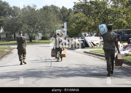 Les Marines américains avec le Siège et l'Escadron, Marine Corps Air Station Cherry Point, distribuer de la nourriture et l'eau à travers un quartier durement touchés à New Bern, N.C., 20 Septembre, 2018. Les Marines américains et les soldats avec la Garde nationale d'armée des États-Unis se sont réunis pour soutenir les communautés locales en essayant de se remettre de l'ouragan Florence. Banque D'Images