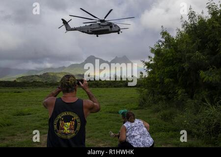 Les membres du conseil de Quartier Waimanalo observer à bord de la formation La formation du Corps des Marines Salon soufflets, le 20 septembre 2018. Les dirigeants de la communauté de voisinage Waimanalo ont été invités par le Conseil de Base du Corps des Marines (Hawaï MCBH) d'observer et de s'engager avec des Marines et MCBH personnel pour en savoir plus sur l'installation, ses secteurs d'entraînement, et les Marines qui sont postés ici. Banque D'Images