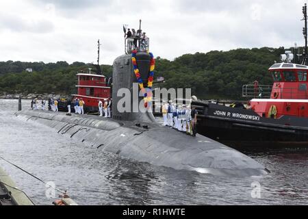 GROTON, Connecticut) (sept. 21, 2018) stand de marins à bord de la partie supérieure de la classe Virginia, des sous, sous-marin d'attaque rapide, USS California (SSN 781), comme leurs amis et leurs familles attendent leur arrivée à Naval Submarine Base New London Groton (Connecticut) en Californie est de retour de la zone de responsabilité du Commandement européen où ils ont exécuté le chef des opérations navales' Stratégie maritime pour soutenir les intérêts de la sécurité nationale et les opérations de sécurité maritime. Banque D'Images