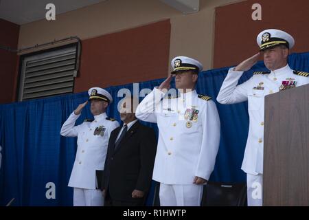 La NORFOLK (sept. 21, 2018) - Invités spéciaux saluer l'enseigne au cours de la cérémonie de dissolution de la Caméra de combat expéditionnaire à bord Norfolk Naval Station, 21 septembre. La caméra de combat de la Marine américaine officiellement unités 1 Octobre, 2018 employée énergiquement après 67 ans d'une riche histoire de l'exploitation de l'air, terre et mer pour enregistrer les événements militaires pour les commandants opérationnels à l'appui de combattre, de l'information, de l'humanitaire, les forces d'opérations spéciales, de renseignement, de reconnaissance, de l'ingénierie, juridique, affaires publiques et missions. ( Banque D'Images