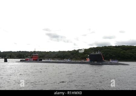 GROTON, Connecticut) (sept. 21, 2018) stand de marins à bord de la partie supérieure de la classe Virginia, des sous, sous-marin d'attaque rapide, USS California (SSN 781), comme leurs amis et leurs familles attendent leur arrivée à Naval Submarine Base New London Groton (Connecticut) en Californie est de retour de la zone de responsabilité du Commandement européen où ils ont exécuté le chef des opérations navales' Stratégie maritime pour soutenir les intérêts de la sécurité nationale et les opérations de sécurité maritime. Banque D'Images