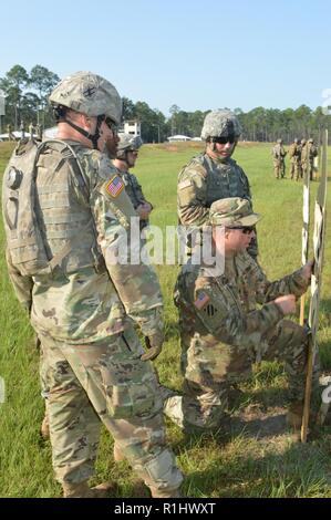 L'Armée Garde Nationale de Géorgie Le s.. Aaron Lovejoy, instructeur avec le Fort Stewart, Centre de formation de la garnison de la Géorgie, inspecte les objectifs zéro pour les soldats effectuant M4 qualification zéro au cours de la Cours d'officier du rang à Fort Stewart, en Géorgie, le 21 septembre, 2018. Les étudiants ont été formés sur la façon de former les jeunes soldats sur la bonne adresse au tir de fusil. Banque D'Images