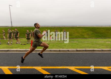Le capitaine du Corps des Marines américain Williams Jamison, officier d'approvisionnement avec l'Administration centrale et de l'Escadron, sprints au cours de l'entraînement physique de l'escadron au Marine Corps Air Station (MCAS) Iwakuni, Japon, 21 septembre 2018. H&HS prend en charge les commandes de locataire à bord de la station, de l'air et maintient l'unité positive camaraderie grâce à des événements comme l'entraînement physique de l'unité. Banque D'Images