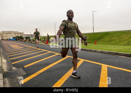 Le sergent du Corps des Marines des États-Unis. Nico Crooks, spécialiste de l'administration avec le Siège et l'Escadron, sprints au cours de l'entraînement physique de l'escadron au Marine Corps Air Station (MCAS) Iwakuni, Japon, 21 septembre 2018. H&HS prend en charge les commandes de locataire à bord de la station, de l'air et maintient l'unité positive camaraderie grâce à des événements comme l'entraînement physique de l'unité. Banque D'Images