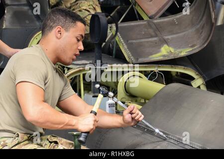 La CPS de l'armée américaine. Xavier Blanc attribuée à la société D, 1er Bataillon, 3e Régiment d'aviation d'attaque (Reconnaissance) effectue 500 heures la phase de maintenance sur un hélicoptère AH-64 Apache à Katterbach Army Airfield, Allemagne, le 20 septembre 2018. Les inspections de maintenance phase se produire à intervalles réguliers sur tous les aéronefs afin de les maintenir opérationnels. Banque D'Images