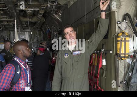 Le major Christopher Husher, un pilote affecté au 109e Airlift Wing, parle d'une section locale à la base aérienne de Waterkloof, Afrique du Sud, au cours de l'aérospatiale et de la défense de l'Afrique de l'exposition, le 20 septembre 2018. Husher fait partie d'un contingent de New York et de l'Armée de l'air gardes qui représentaient leurs forces militaires de l'état au cours de la foire commerciale. Banque D'Images