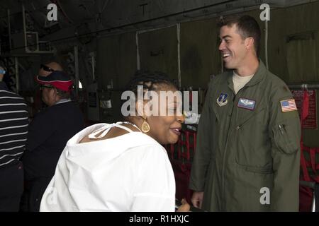 Le major Christopher Husher, un pilote affecté au 109e Airlift Wing, partage un local avec un rire à la base aérienne de Waterkloof, Afrique du Sud, au cours de l'aérospatiale et de la défense de l'Afrique de l'exposition, le 20 septembre 2018. Husher fait partie d'un contingent de New York et de l'Armée de l'air gardes qui représentaient leurs forces militaires de l'état au cours de la foire commerciale. Banque D'Images