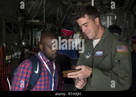 Le major Christopher Husher, un pilote affecté au 109e Airlift Wing, parle d'une section locale à la base aérienne de Waterkloof, Afrique du Sud, au cours de l'aérospatiale et de la défense de l'Afrique de l'exposition, le 20 septembre 2018. Husher fait partie d'un contingent de New York et de l'Armée de l'air gardes qui représentaient leurs forces militaires de l'état au cours de la foire commerciale. Banque D'Images