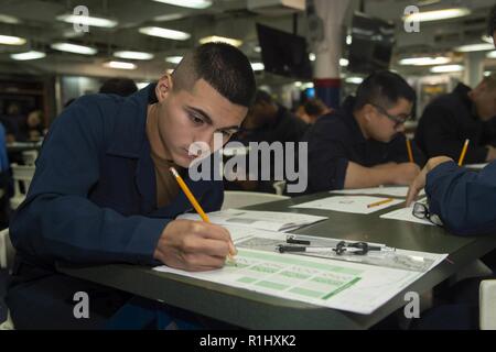 SAN DIEGO (sept. 20, 2018) Spécialiste des opérations Seaman Jonathan Fred, de Perth Amboy, New Jersey), prend le Navywide E-4 promotion examen sur la pagaille pont du navire d'assaut amphibie USS Bonhomme Richard (DG 6). Bonhomme Richard est actuellement en cours aux États-Unis de la flotte de 3ème zone d'opérations. Banque D'Images