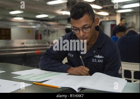 SAN DIEGO(sept. 20, 2018) Technicien d'entretien des coques, Gunter Brandon pompier d'Atlanta, prend le Navywide E-4 promotion examen sur la pagaille pont du navire d'assaut amphibie USS Bonhomme Richard (DG 6). Bonhomme Richard est actuellement en cours aux États-Unis de la flotte de 3ème zone d'opérations. Banque D'Images