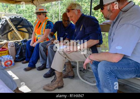 S.C. Gov. Évalue les dommages-intérêts McMaster Henry Nichols, L.C. (Caroline du Sud, sur la garde nationale de l'eau élevé, véhicule, le 22 septembre 2018. L'avion pour McMaster Nichols après d'importantes inondations enveloppé la ville en raison de fortes pluies et des eaux de ruissellement après l'ouragan Florence. Banque D'Images