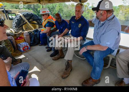 S.C. Gov. Évalue les dommages-intérêts McMaster Henry Nichols, L.C. (Caroline du Sud, sur la garde nationale de l'eau élevé, véhicule, le 22 septembre 2018. L'avion pour McMaster Nichols après d'importantes inondations enveloppé la ville en raison de fortes pluies et des eaux de ruissellement après l'ouragan Florence. Banque D'Images