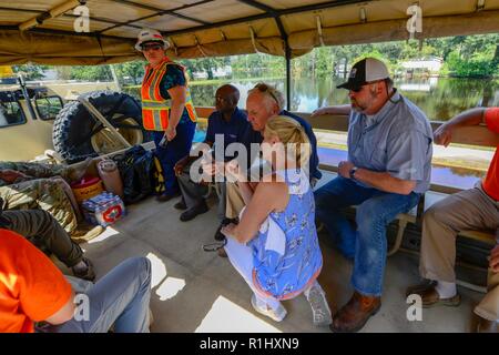 S.C. Gov. Évalue les dommages-intérêts McMaster Henry Nichols, L.C. (Caroline du Sud, sur la garde nationale de l'eau élevé, véhicule, le 22 septembre 2018. L'avion pour McMaster Nichols après d'importantes inondations enveloppé la ville en raison de fortes pluies et des eaux de ruissellement après l'ouragan Florence. Banque D'Images