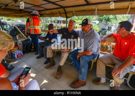 S.C. Gov. Évalue les dommages-intérêts McMaster Henry Nichols, L.C. (Caroline du Sud, sur la garde nationale de l'eau élevé, véhicule, le 22 septembre 2018. L'avion pour McMaster Nichols après d'importantes inondations enveloppé la ville en raison de fortes pluies et des eaux de ruissellement après l'ouragan Florence. Banque D'Images