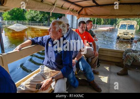 S.C. Gov. Évalue les dommages-intérêts McMaster Henry Nichols, L.C. (Caroline du Sud, sur la garde nationale de l'eau élevé, véhicule, le 22 septembre 2018. L'avion pour McMaster Nichols après d'importantes inondations enveloppé la ville en raison de fortes pluies et des eaux de ruissellement après l'ouragan Florence. Banque D'Images
