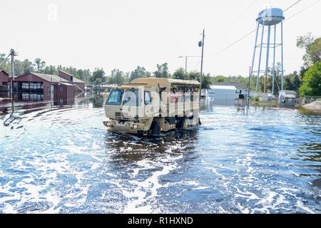 S.C. Gov. Évalue les dommages-intérêts McMaster Henry Nichols, L.C. (Caroline du Sud, sur la garde nationale de l'eau élevé, véhicule, le 22 septembre 2018. L'avion pour McMaster Nichols après d'importantes inondations enveloppé la ville en raison de fortes pluies et des eaux de ruissellement après l'ouragan Florence. Banque D'Images