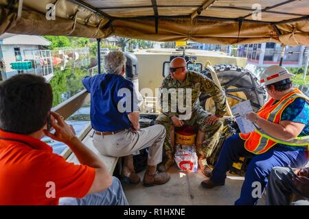 S.C. Gov. Évalue les dommages-intérêts McMaster Henry Nichols, L.C. (Caroline du Sud, sur la garde nationale de l'eau élevé, véhicule, le 22 septembre 2018. L'avion pour McMaster Nichols après d'importantes inondations enveloppé la ville en raison de fortes pluies et des eaux de ruissellement après l'ouragan Florence. Banque D'Images