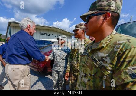 S.C. Gov. Évalue les dommages-intérêts McMaster Henry Nichols, L.C. (Caroline du Sud, sur la garde nationale de l'eau élevé, véhicule, le 22 septembre 2018. L'avion pour McMaster Nichols après d'importantes inondations enveloppé la ville en raison de fortes pluies et des eaux de ruissellement après l'ouragan Florence. Banque D'Images