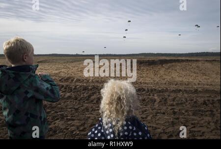 ERMELO, Pays-Bas (sept. 22, 2018) Deux enfants néerlandais regarder comme soldats aéroportés à l'Houtdorperveld terre Zone de chute pendant l'exercice Leap Falcon dans le cadre du 74e anniversaire de l'opération Market Garden. Cette année, la célébration a réuni quelque 750 parachutistes de sept pays différents pour une série d'opérations aéroportées et d'événements pour commémorer la plus grande opération aéroportée de l'histoire. À ce jour, des générations de Dutch se souvenir de la bravoure et le sacrifice de plus de 41 600 soldats des États-Unis, du Royaume-Uni et de la Pologne qui constituent ensemble l'armée aéroportée alliée. Ar américain Banque D'Images