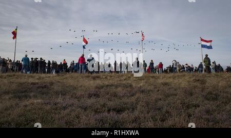 ERMELO, Pays-Bas (sept. 22, 2018) Les citoyens néerlandais regarder comme soldats aéroportés dans Houtdorperveld parachute Drop Zone lors de l'exercice Falcon Leap dans le cadre du 74e anniversaire de l'opération Market Garden. Cette année, la célébration a réuni quelque 750 parachutistes de sept pays différents pour une série d'opérations aéroportées et d'événements pour commémorer la plus grande opération aéroportée de l'histoire. À ce jour, des générations de Dutch se souvenir de la bravoure et le sacrifice de plus de 41 600 soldats des États-Unis, du Royaume-Uni et de la Pologne qui constituent ensemble l'armée aéroportée alliée. Bras des États-Unis Banque D'Images