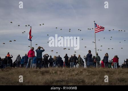 ERMELO, Pays-Bas (sept. 22, 2018) Les citoyens néerlandais regarder comme soldats aéroportés dans Houtdorperveld parachute Drop Zone lors de l'exercice Falcon Leap dans le cadre du 74e anniversaire de l'opération Market Garden. Cette année, la célébration a réuni quelque 750 parachutistes de sept pays différents pour une série d'opérations aéroportées et d'événements pour commémorer la plus grande opération aéroportée de l'histoire. À ce jour, des générations de Dutch se souvenir de la bravoure et le sacrifice de plus de 41 600 soldats des États-Unis, du Royaume-Uni et de la Pologne qui constituent ensemble l'armée aéroportée alliée. Bras des États-Unis Banque D'Images