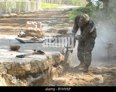 La CPS. Jacob Henson, 161e, 27e Compagnie d'appui du bataillon du génie (Combat) (Airborne), utilise une scie à béton réparation d'une route militaire délavé à Ocean Terminal Sunny Point, N.C., 22 septembre. L'unité, ainsi que pour le personnel de cinq districts de l'Army Corps of Engineers des États-Unis, est l'aide à l'installation des secours déployés à la suite de l'ouragan Florence. Banque D'Images