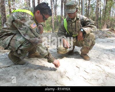 Le capitaine Elizabeth Betterbed (à gauche), commandant de compagnie, et slt Christina Pico, 3e chef de section, à la fois avec l'appui du génie, de l'entreprise 161e 27e bataillon du génie (Combat) (Airborne), discuter des tactiques pour la réparation d'une route militaire délavé à Ocean Terminal Sunny Point, N.C., 22 septembre. L'unité, ainsi que pour le personnel de cinq districts de l'Army Corps of Engineers des États-Unis, est l'aide à l'installation des secours déployés à la suite de l'ouragan Florence. Banque D'Images