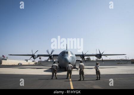 Aviateurs affectés à la 75e Escadron de transport aérien expéditionnaire se tiennent prêts pour le démarrage du moteur en préparation d'une mission au Camp Lemonnier, Djibouti, 22 Septembre, 2018. Le 75e prend en charge EAS Combined Joint Task Force - Corne de l'Afrique avec les évacuations sanitaires, les secours en cas de catastrophe humanitaire, et les opérations de largage. Banque D'Images