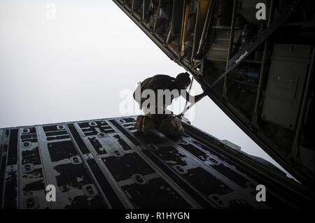 Un jump master affecté à la 82e Escadron de sauvetage expéditionnaire enquêtes la zone de chute près du Camp Lemonnier, Djibouti, 22 Septembre, 2018. La 82e train QRE pour maintenir leur altitude élevée, faible niveau d'ouverture afin d'assurer une pleine gamme récupération du personnel au sein de la Combined Joint Task Force - Corne de l'Afrique zone des opérations interarmées. Banque D'Images