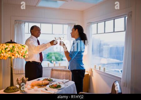 D'âge mûr ont le dîner dans leur maison Banque D'Images